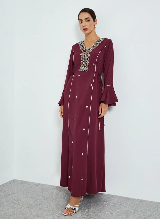 مكسيم كريشن جلابية مطرزة بلون عنابي داكن وقصة حرف ألف